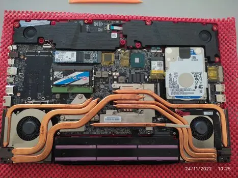 Laptop σε διαδικασία επισκευής σε πάγκο εργαστηρίου