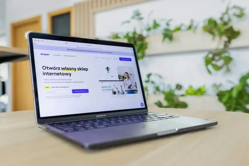 Minimal one‑page ιστοσελίδα σε οθόνη laptop