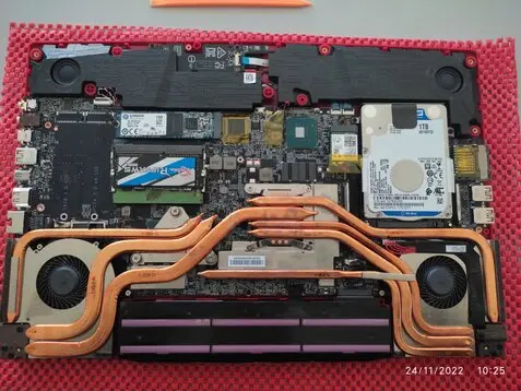 Laptop σε διαδικασία επισκευής σε πάγκο εργαστηρίου