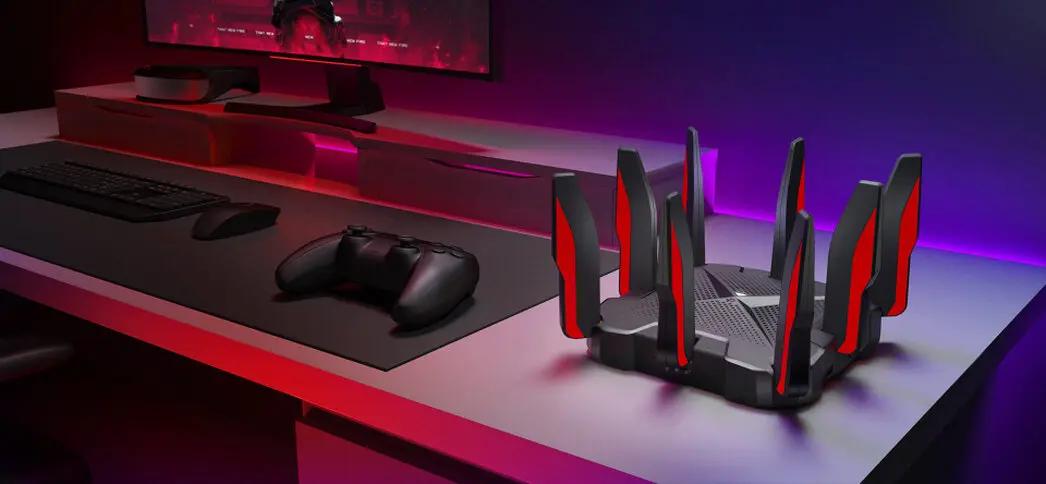 Οικιακό router Wi‑Fi σε καθαρό γραφείο με φόντο σαλόνι
