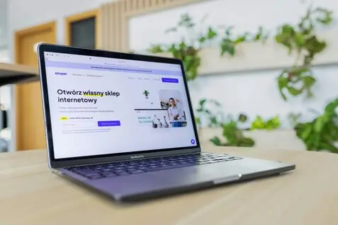Minimal one‑page ιστοσελίδα σε οθόνη laptop