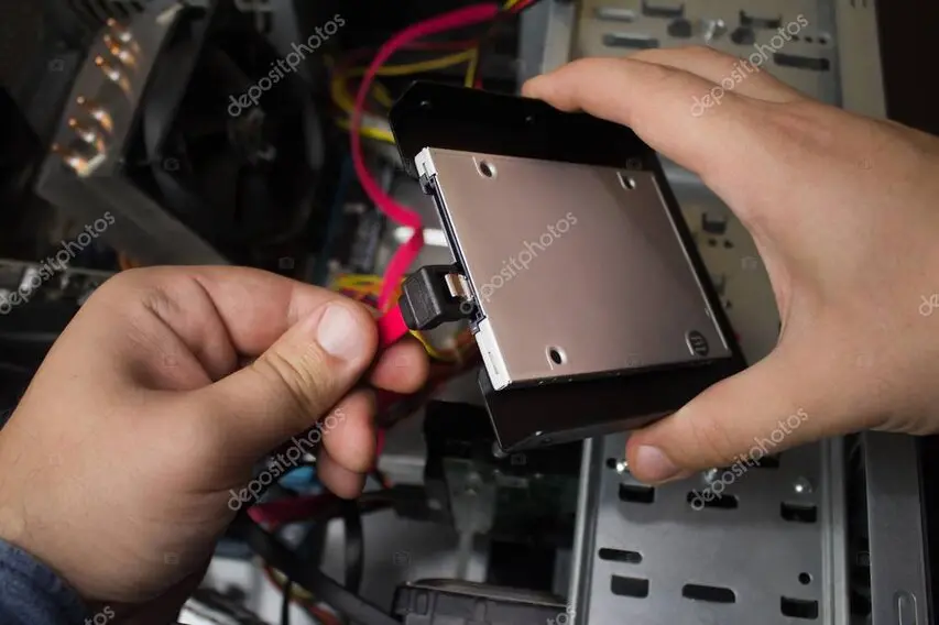 Τοποθέτηση SSD σε υπολογιστή για αναβάθμιση ταχύτητας